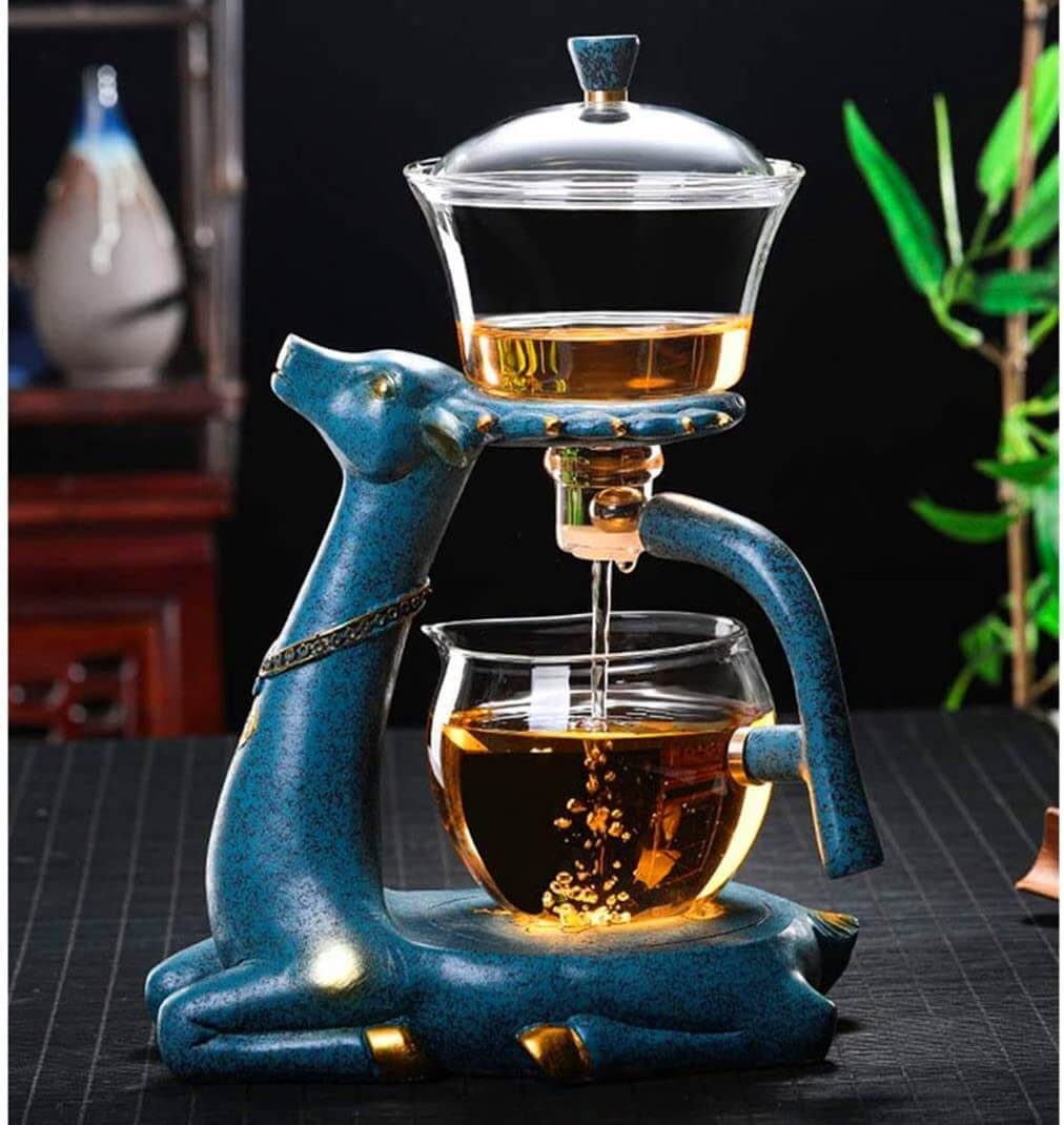Sidebilde av automatisk teinfuser tekanne med elegant hjortedesign, viser slankt glass og funksjon.