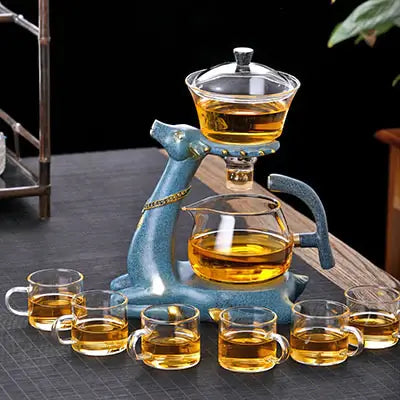 Gjennomsiktig glasskanne med automatisk teinfuser og hjortedesign, viser te brygge, for drikkevarer.