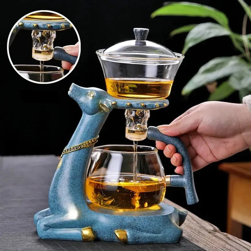 Fullt bilde av automatisk tekanne med teinfuser, viser magnetisk mekanisme og hjortedetaljer.
