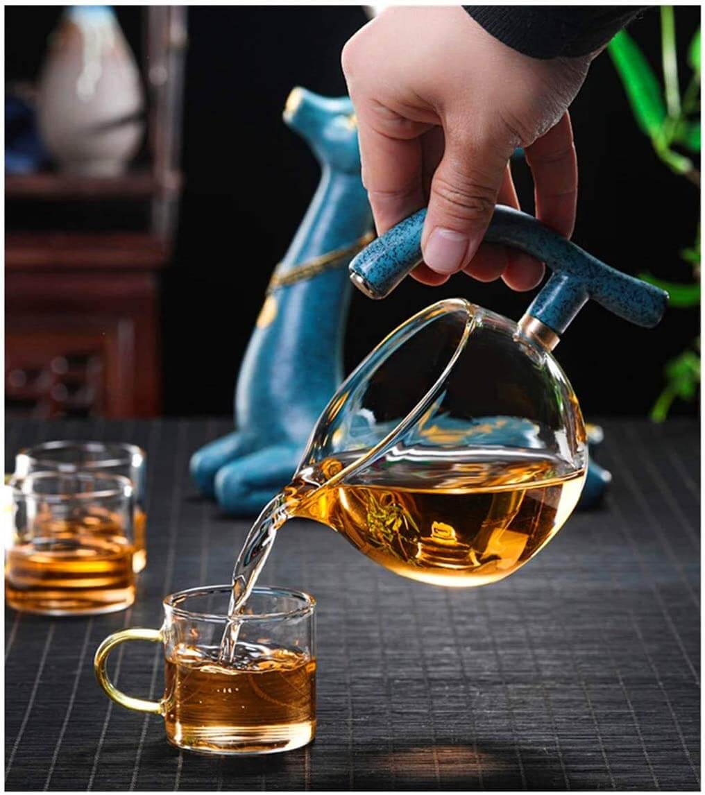 Detalj av magnetisk teinfuser-mekanisme i unik glasskanne, viser automatisk brygging for teelsker.