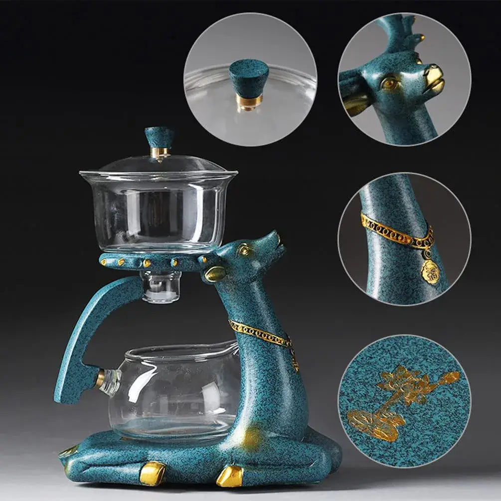 Varmholdende tekanne med automatisk teinfuser og elegant hjortedesign, damp stiger fra glasskanne.