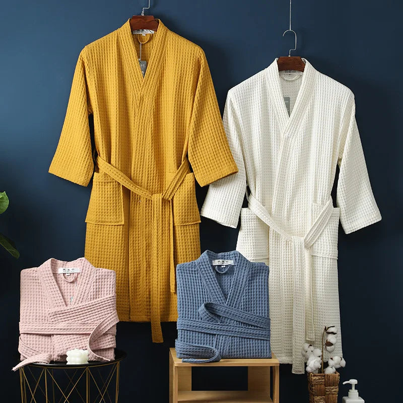 Enkel og elegant unisex badekåpe. Myk morgenkåpe for komfortabelt bruk på baderommet og hjemme.