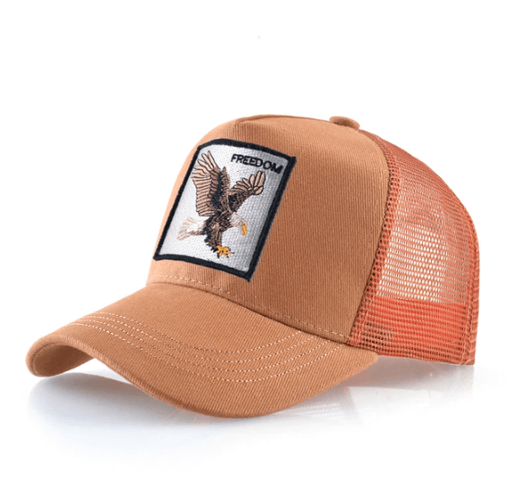 Nærbilde av den broderte ørnen på unisex baseballcapen.
