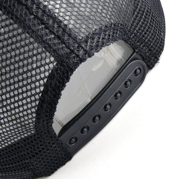 Detalj av den justerbare stroppen på ørn-baseballcapen med mesh-konstruksjon.