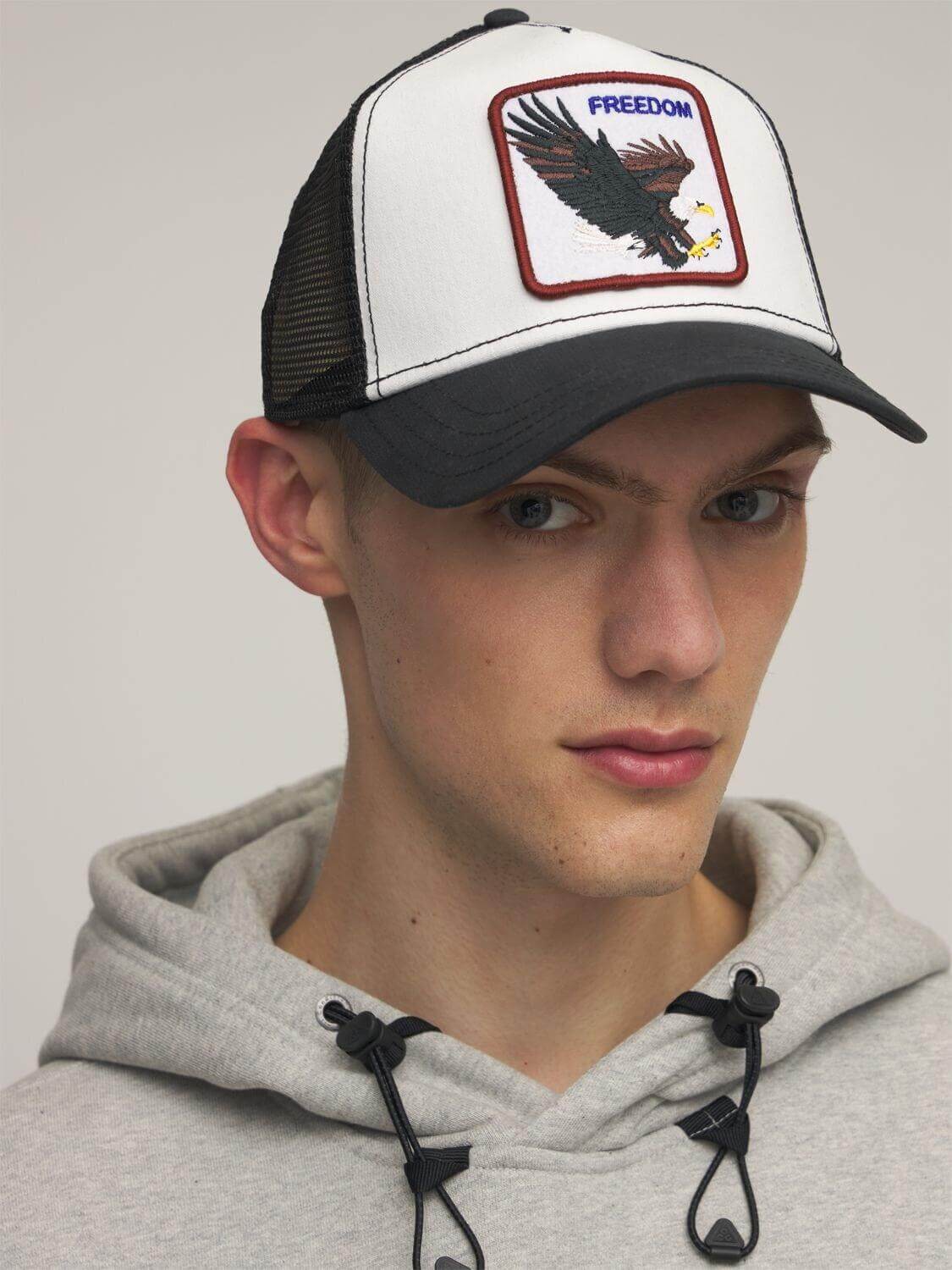 Moteorientert baseballcap med ørn-dekorasjon, unisex-design og kjølig mesh-materiale.