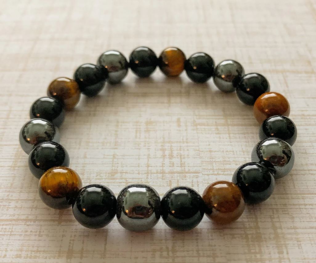 Energiarmbånd med balanserende natursteiner; tigerøye, obsidian & hematitt, for beskyttelse og wellness.