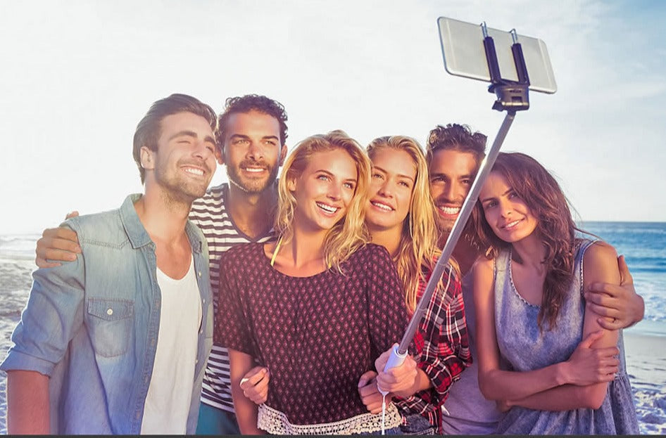 Sammenleggbar Bluetooth selfiepinne med stativ. Kompakt design gjør den lett å ta med for smarttelefonfotografering.
