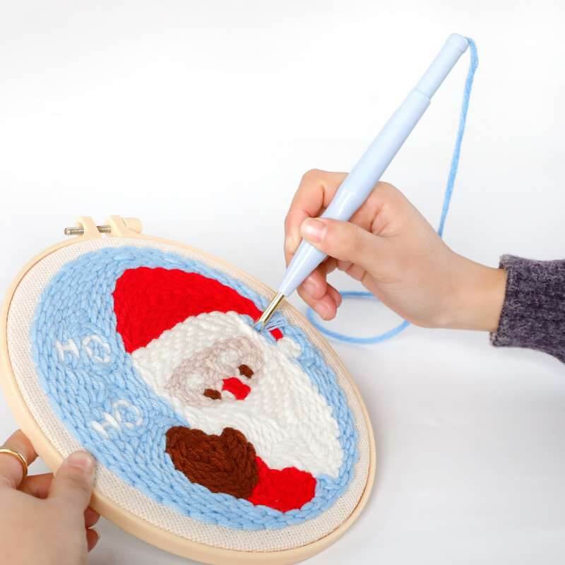 Vakker tekstilkunst laget med broderi punch nål, viser frem 3D-effekter og fine detaljer.