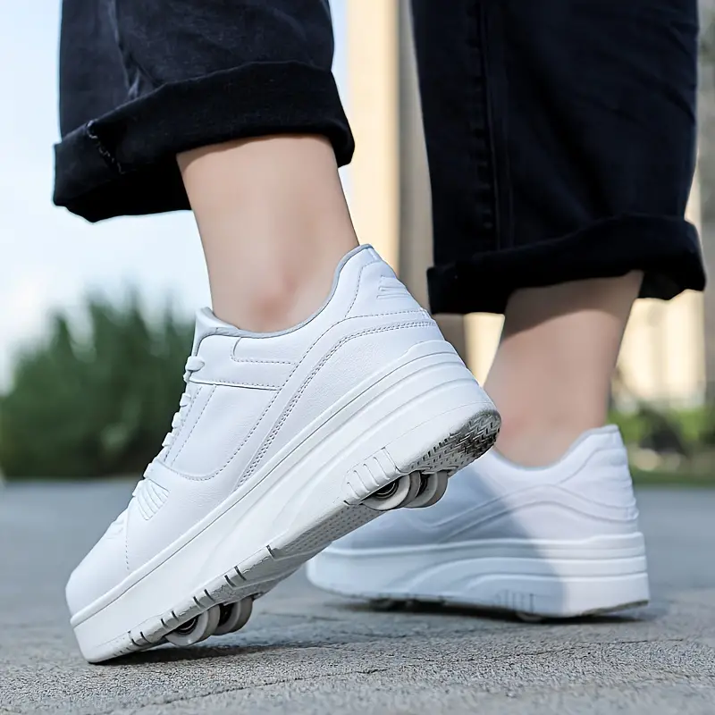 Moderne svarte unisex rullesko. Perfekte aktivitetssko og skatesko som gir stil og frihet til alle aldre.