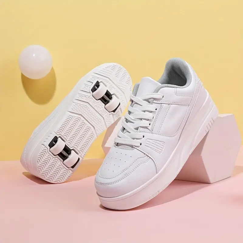 Svarte voksensko med hjul. Komfortable unisex rullesko, ideelle som skatesko og fritidssko for aktivitet.