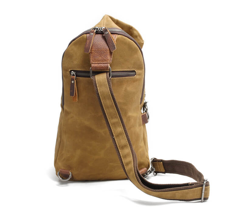 Nærbilde av glidelås på vanntett lerret. Svart unisex crossbody med fokus på sikkerhet.