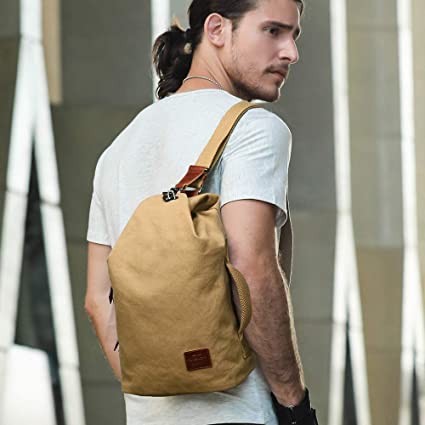 Detaljbilde av frontlomme på grå crossbody. Tyverisikker glidelås, robust og funksjonell.