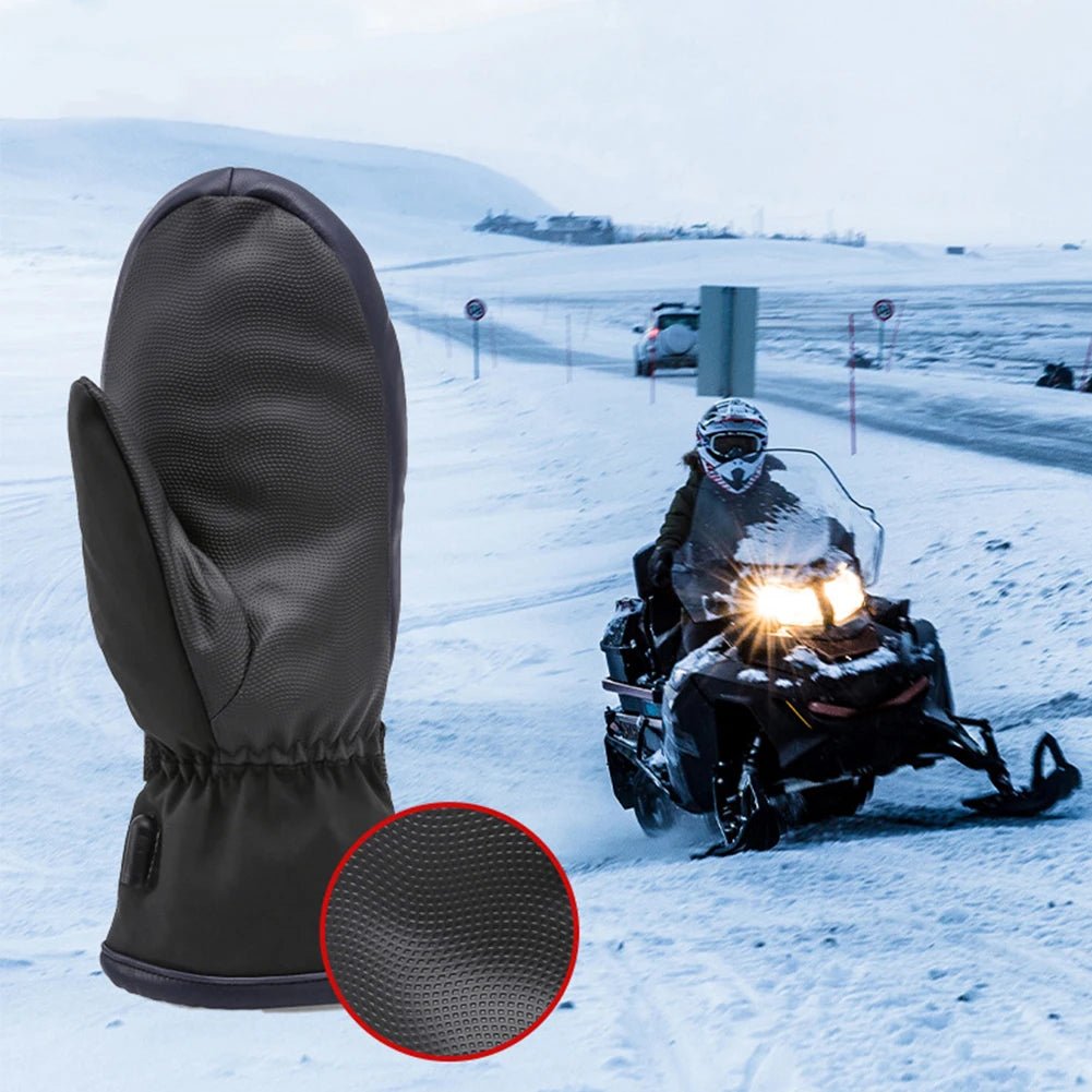 Person bruker batteridrevne unisex oppvarmede hansker under skitur, forbedrer grep og varme.