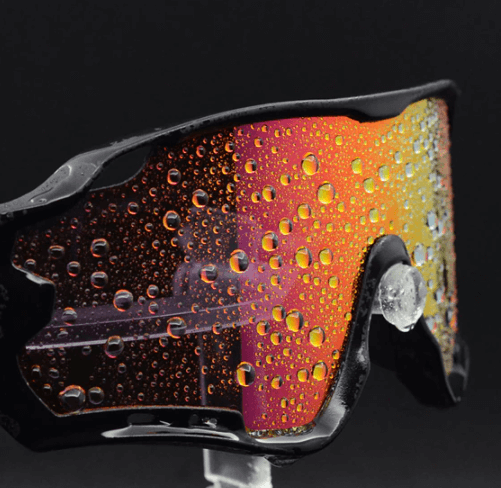 Lett og slitesterk sportsbrille i polykarbonat. Fotokromatisk linse med UV-beskyttelse.