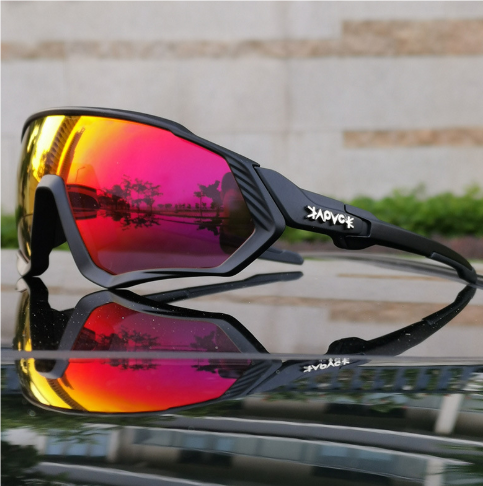 Fullt bilde av unisex sportsolbrille, fremhever fotokromatisk UV-beskyttelse og lett design.
