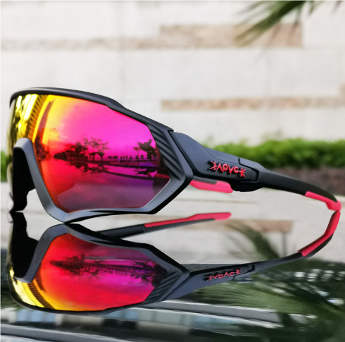 Fotokromatisk sportsolbrille som automatisk justerer farge, sikrer optimal sikt og beskyttelse.