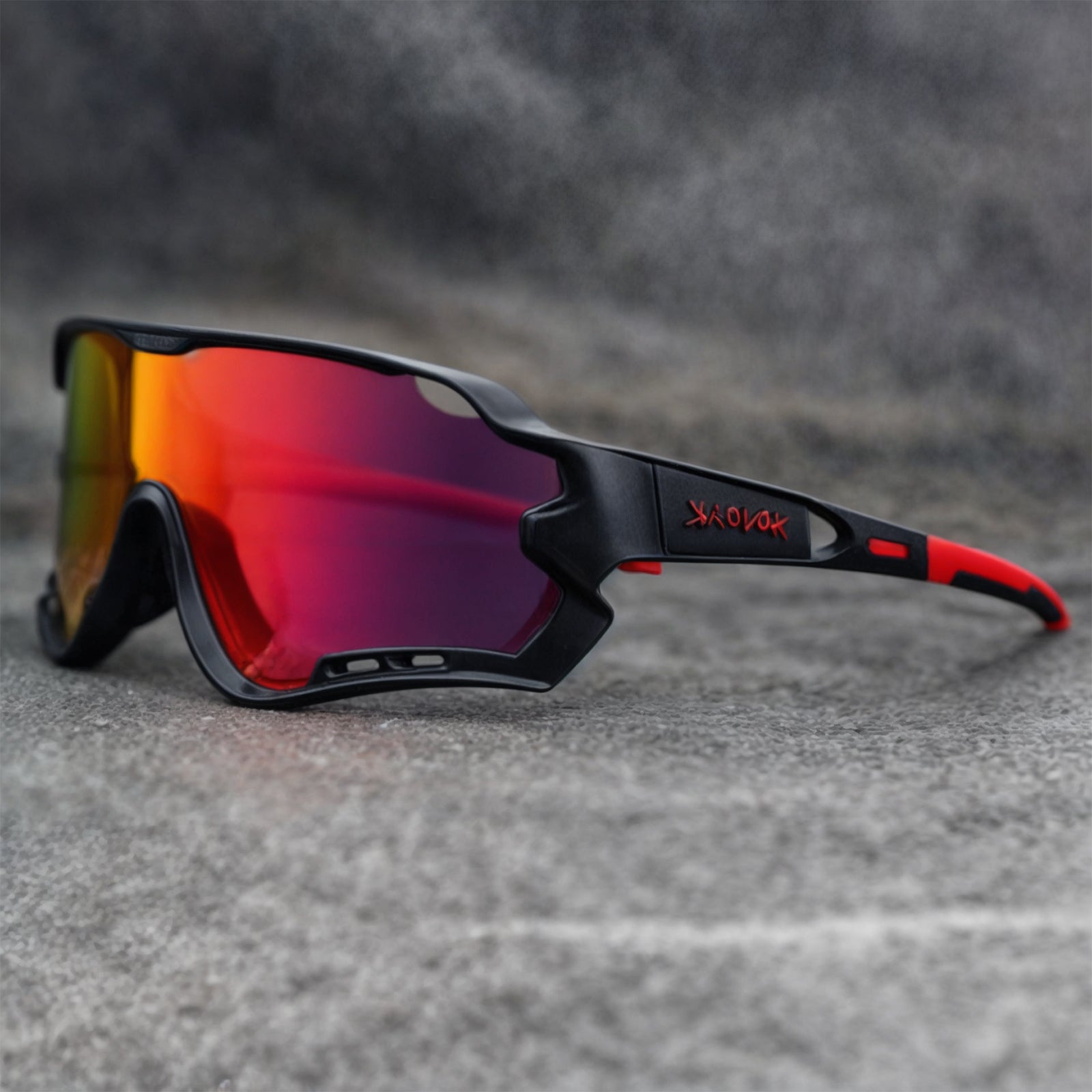 Optimal UV400 beskyttelse med fotokromatisk sportsolbrille, perfekt for utendørsaktiviteter.