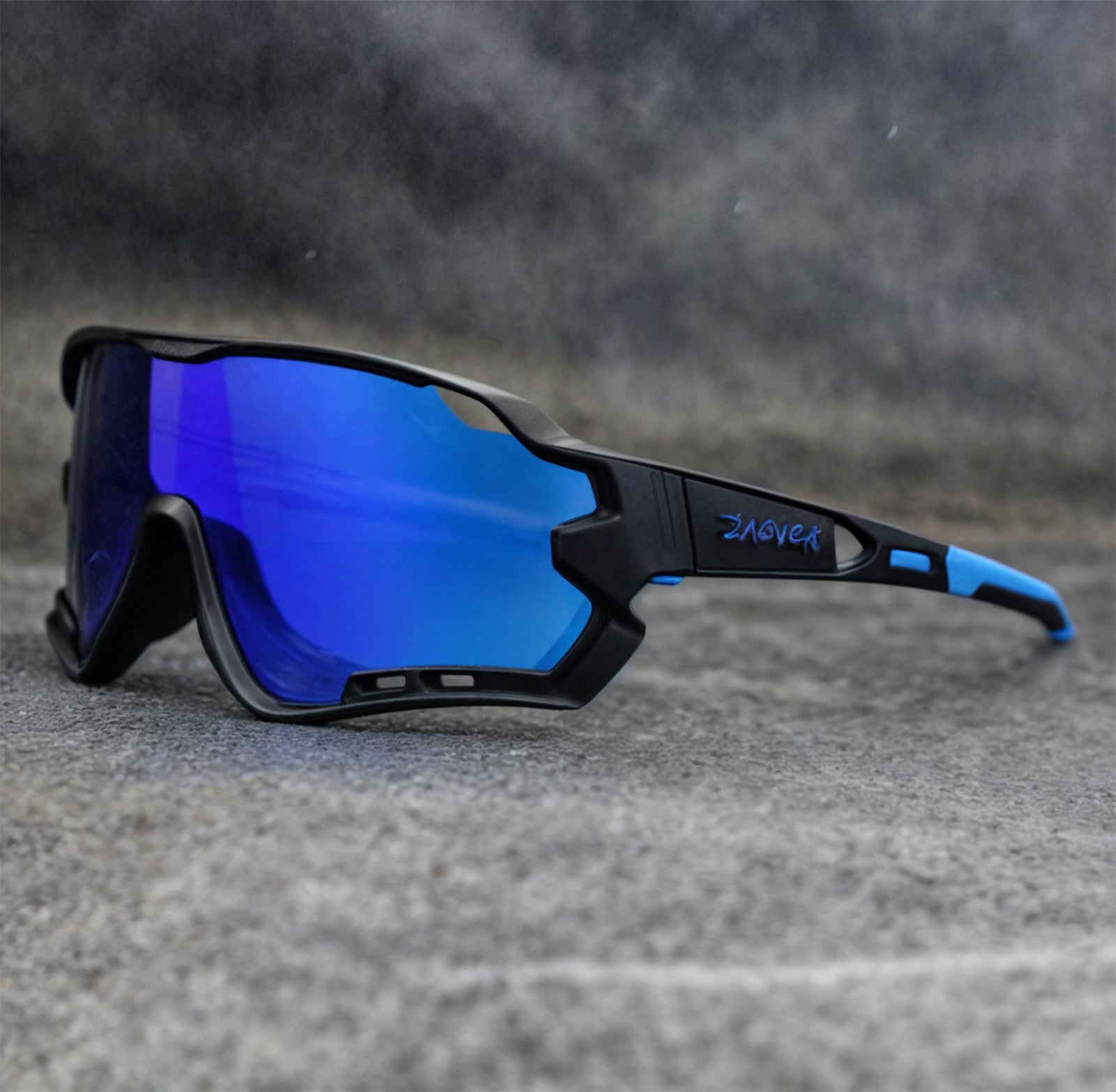 Moderne unisex sportsolbrille, fotokromatisk og lett, med UV-beskyttelse for aktive dager.
