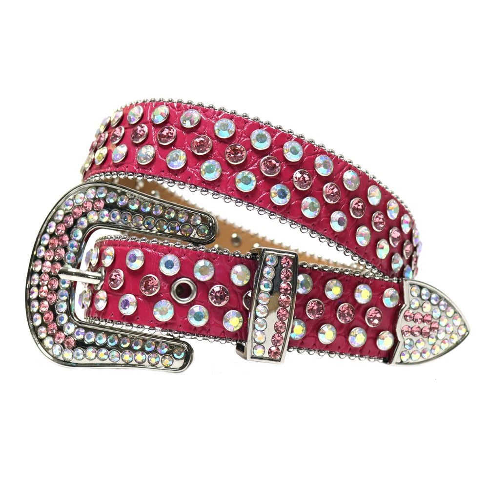 Nærbilde av glitrende diamantbelte, unisex, som viser de skinnende steinene.
