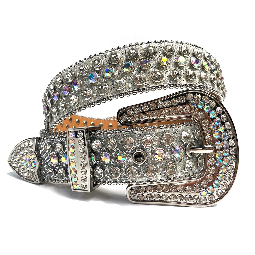 Detaljert bilde av skinnende rhinestones på et unisex diamantbelte.