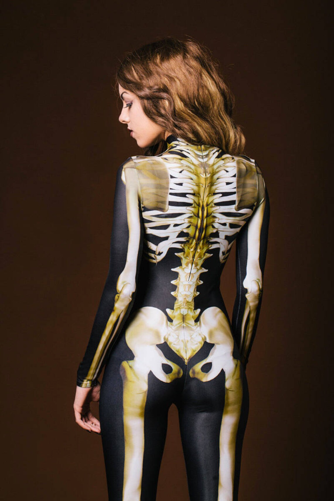 Svart unisex Halloween skelett bodysuit med hvitt glødende mønster. Perfekt for karneval og fest.