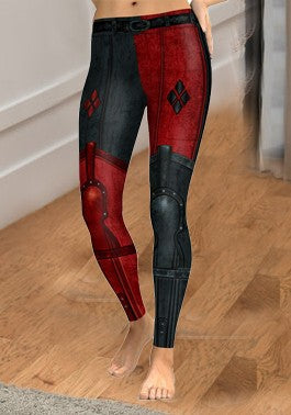 Hele Harley Quinn kostymet sett fra siden, viser den komplette looken, inkludert jakke og shorts for temafest.