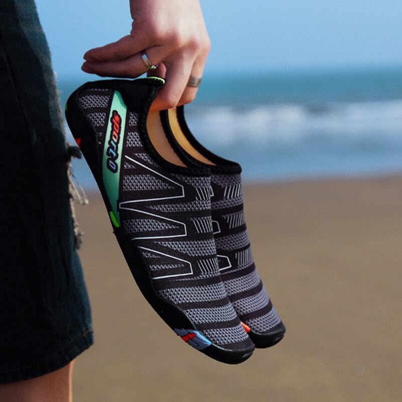 Hurtigtørkende badesko i unisex-stil, essensiell for vannsport og ferie på stranden.