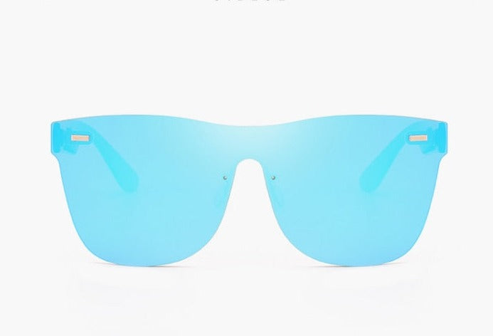 Motebevisste Infinity solbriller, speilglass i friske farger. Unisex med UV400 beskyttelse for utendørs bruk.