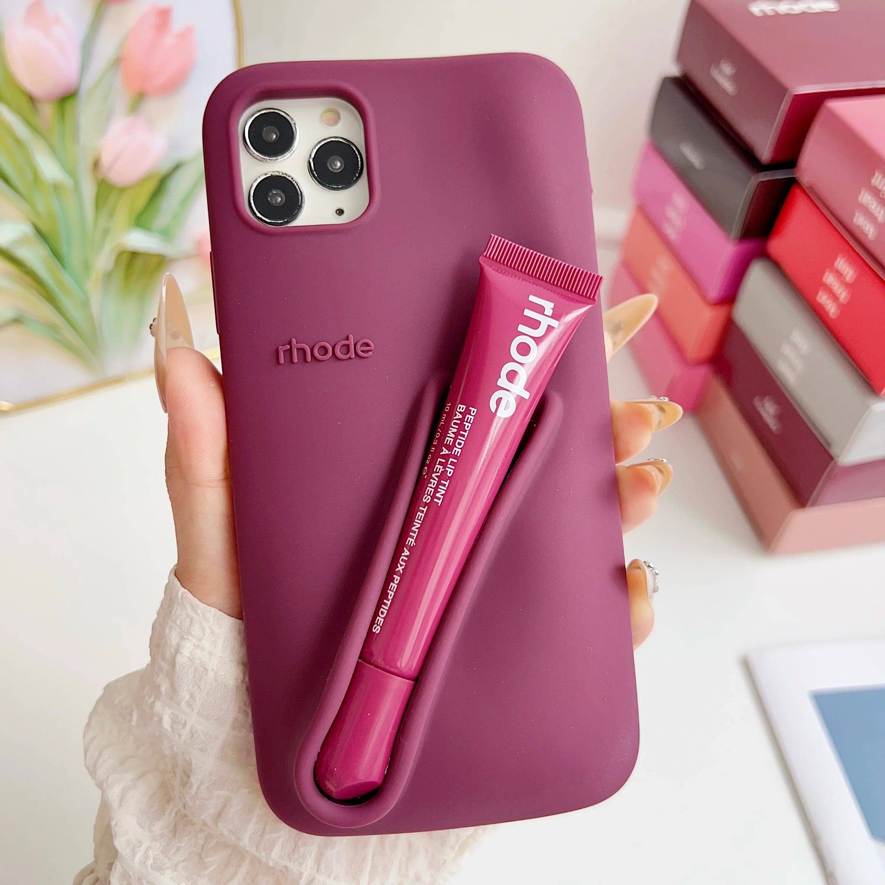 Elegant iPhone 13 deksel med lipgloss. Kombinerer fashion og full dekning for mobil.