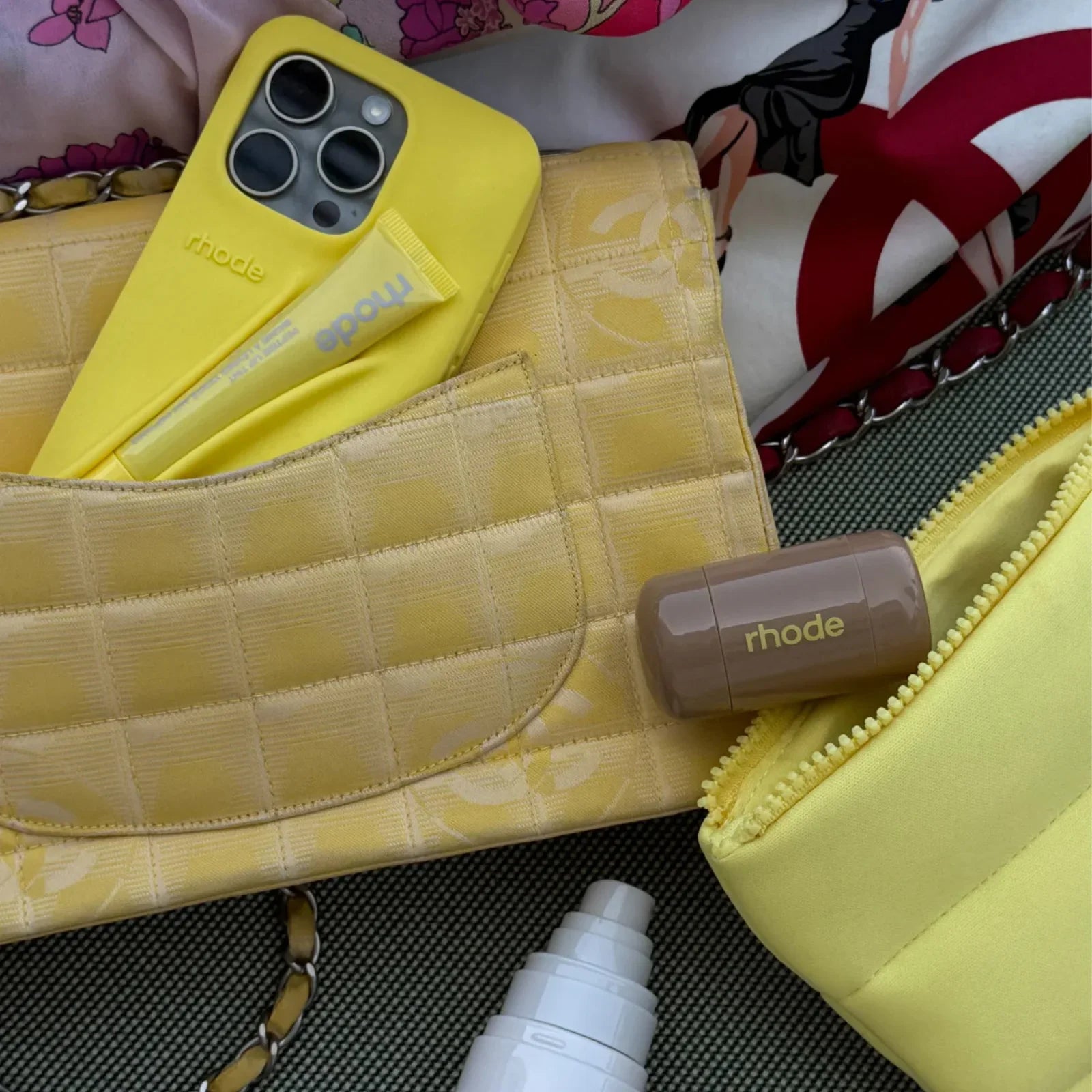 Smart telefondeksel til iPhone 15/16/17 med praktisk lipgloss. Forbedrer din fashion tech-stil.
