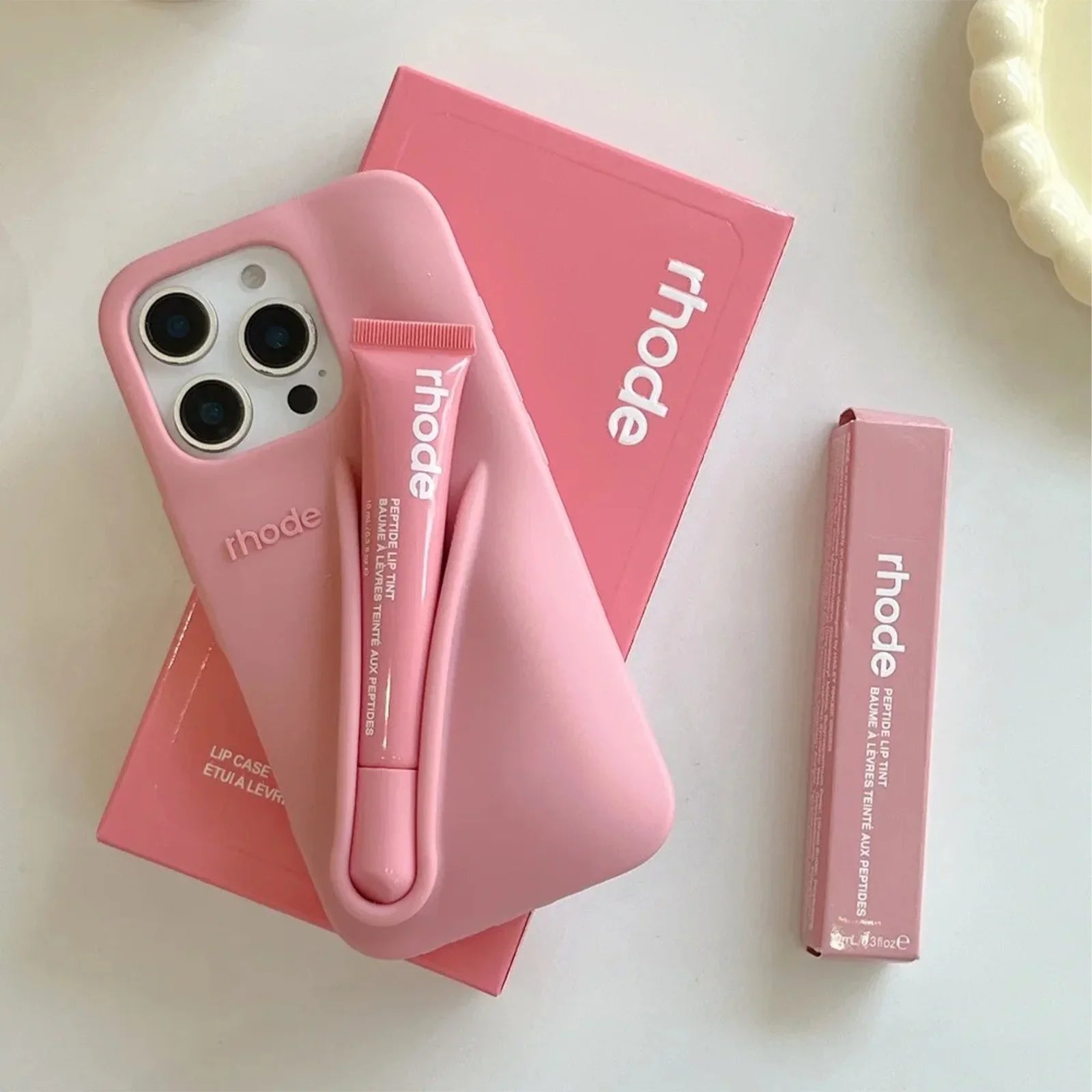 Praktisk iPhone deksel og lipgloss-sett. Robust mobilbeskyttelse og praktisk tilbehør.