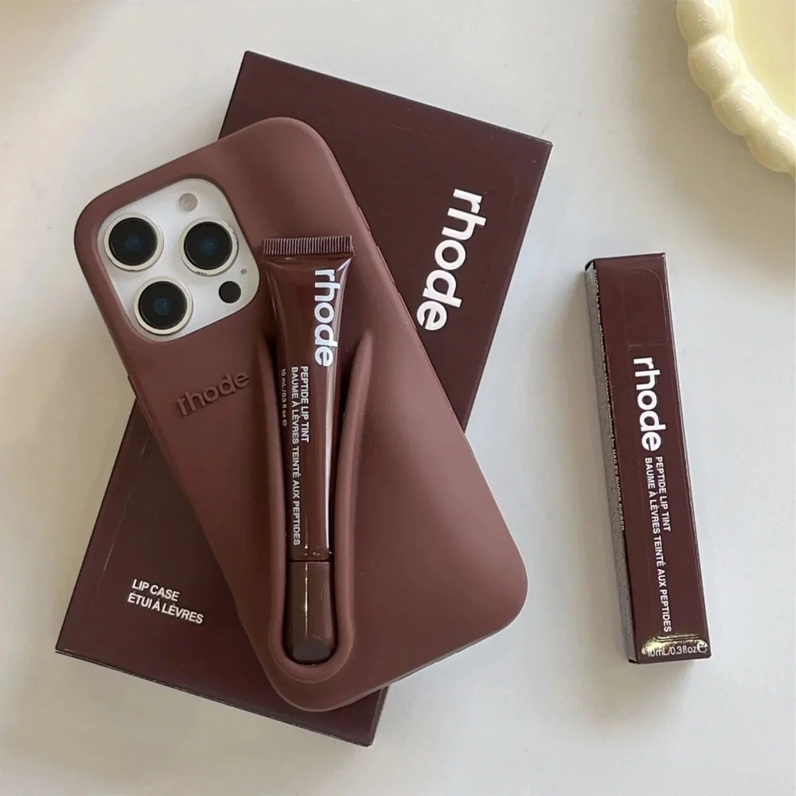 iPhone 15 deksel med lipgloss – en smart gaveidé. Gir full dekning og stil.