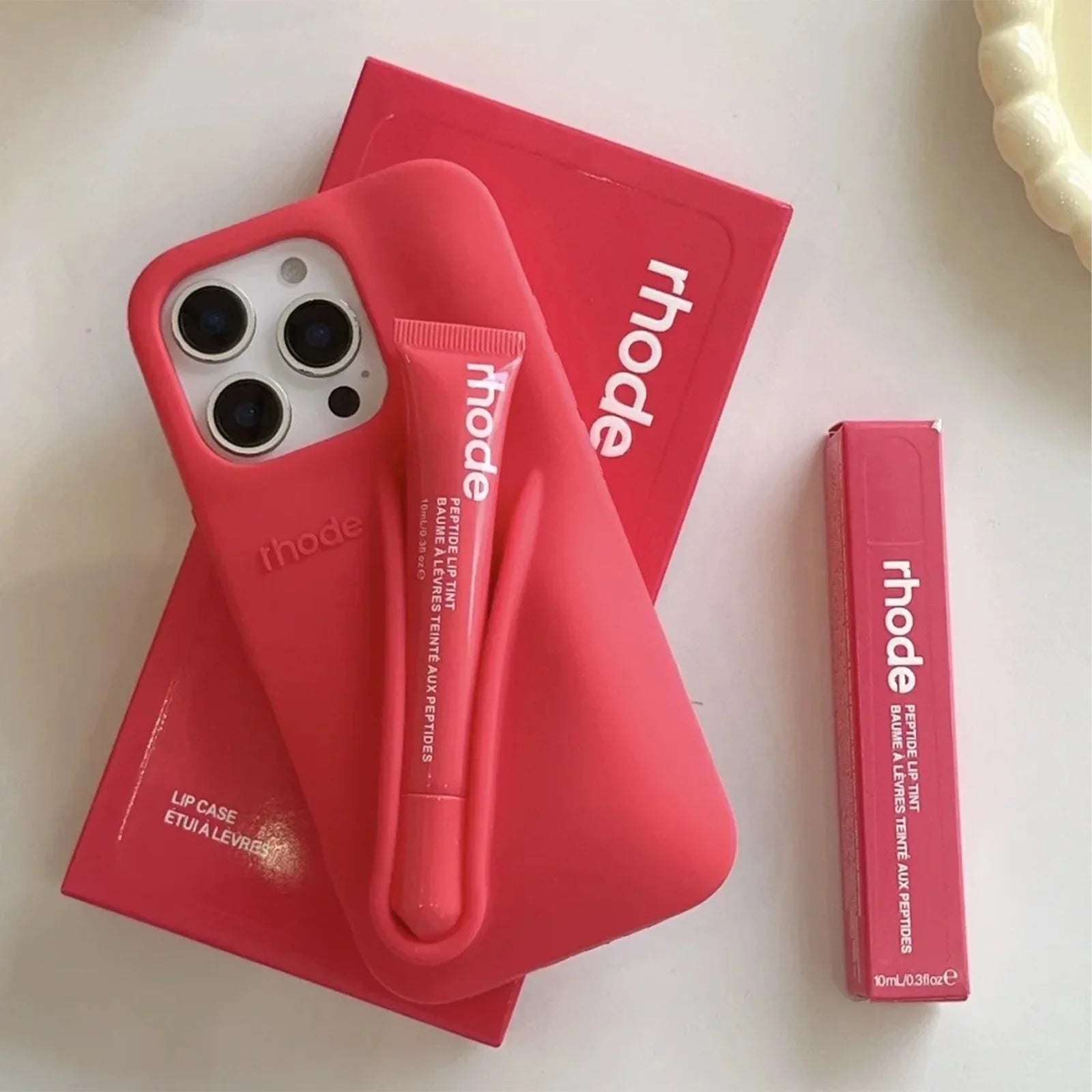 Moderne telefondeksel til iPhone 13/14/15/16/17 med lipgloss-sett. Ultimativ stil og beskyttelse.