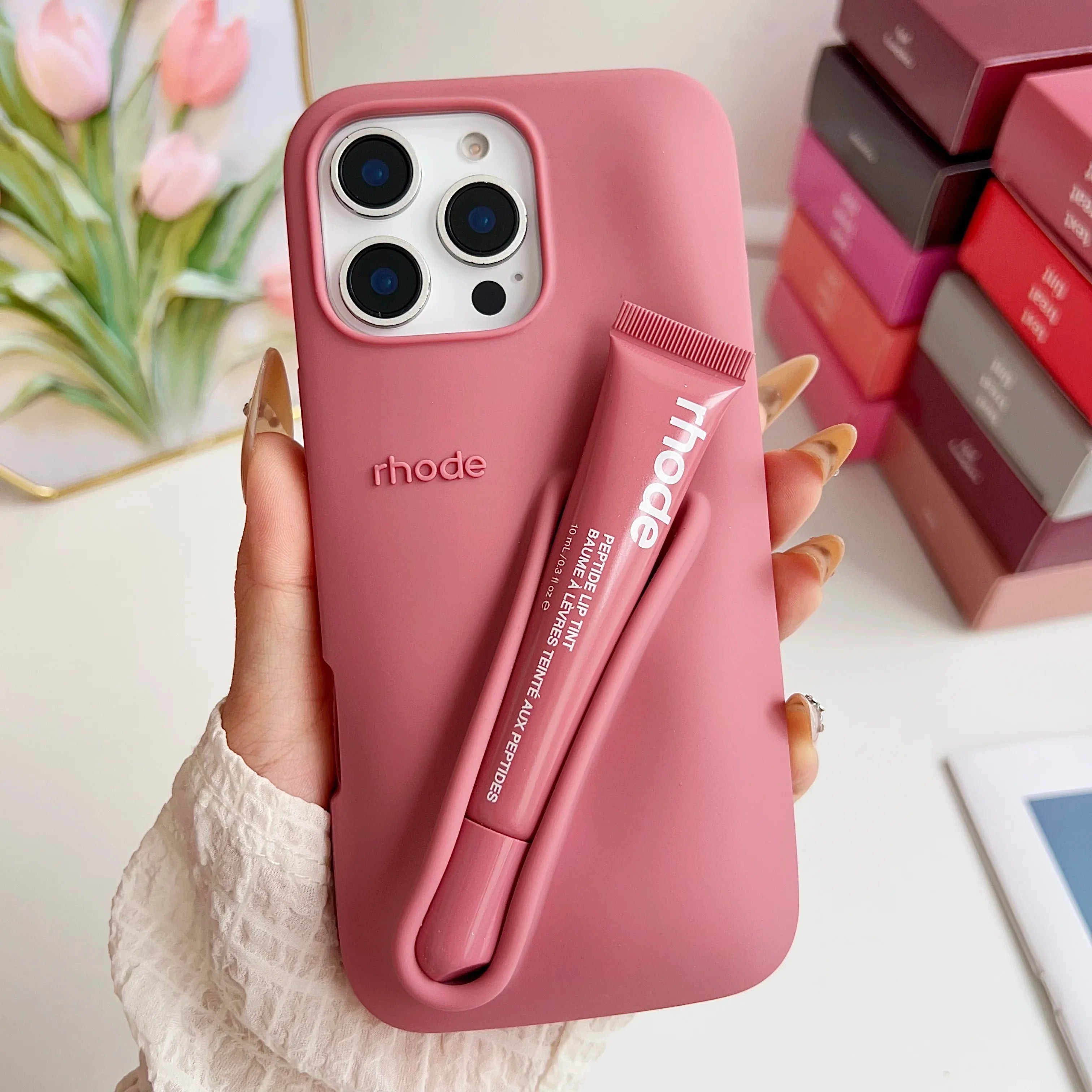 Trendsettende iPhone tilbehør: Deksel med lipgloss. Optimal mobilbeskyttelse for alle modeller.