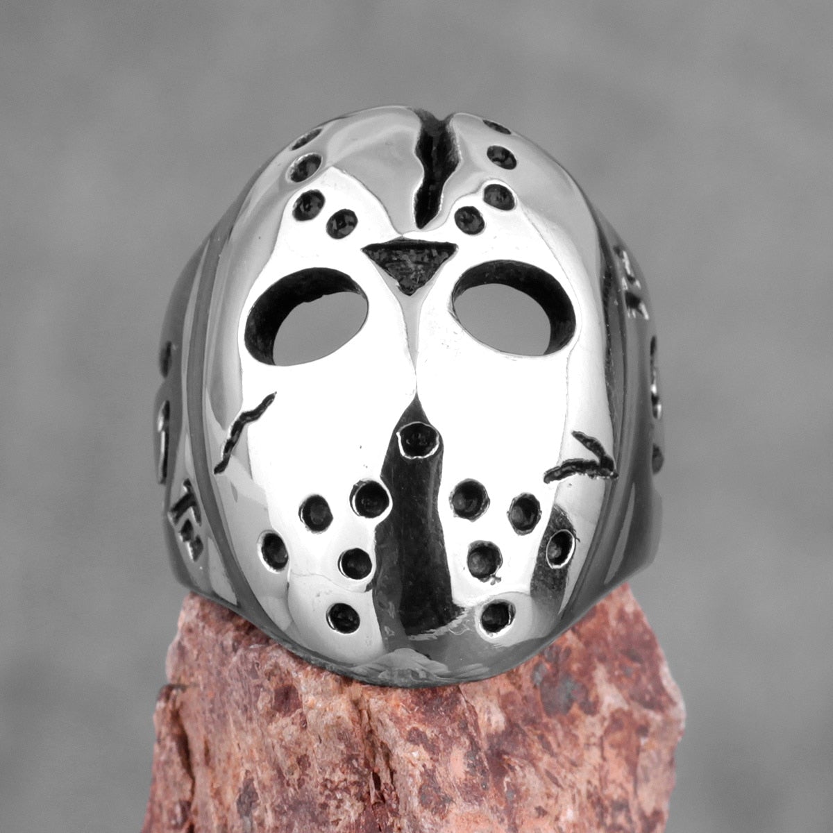 Nær bilde av detaljert Jason Maske ring, et kult gothic inspirert smykke i rustfritt stål.