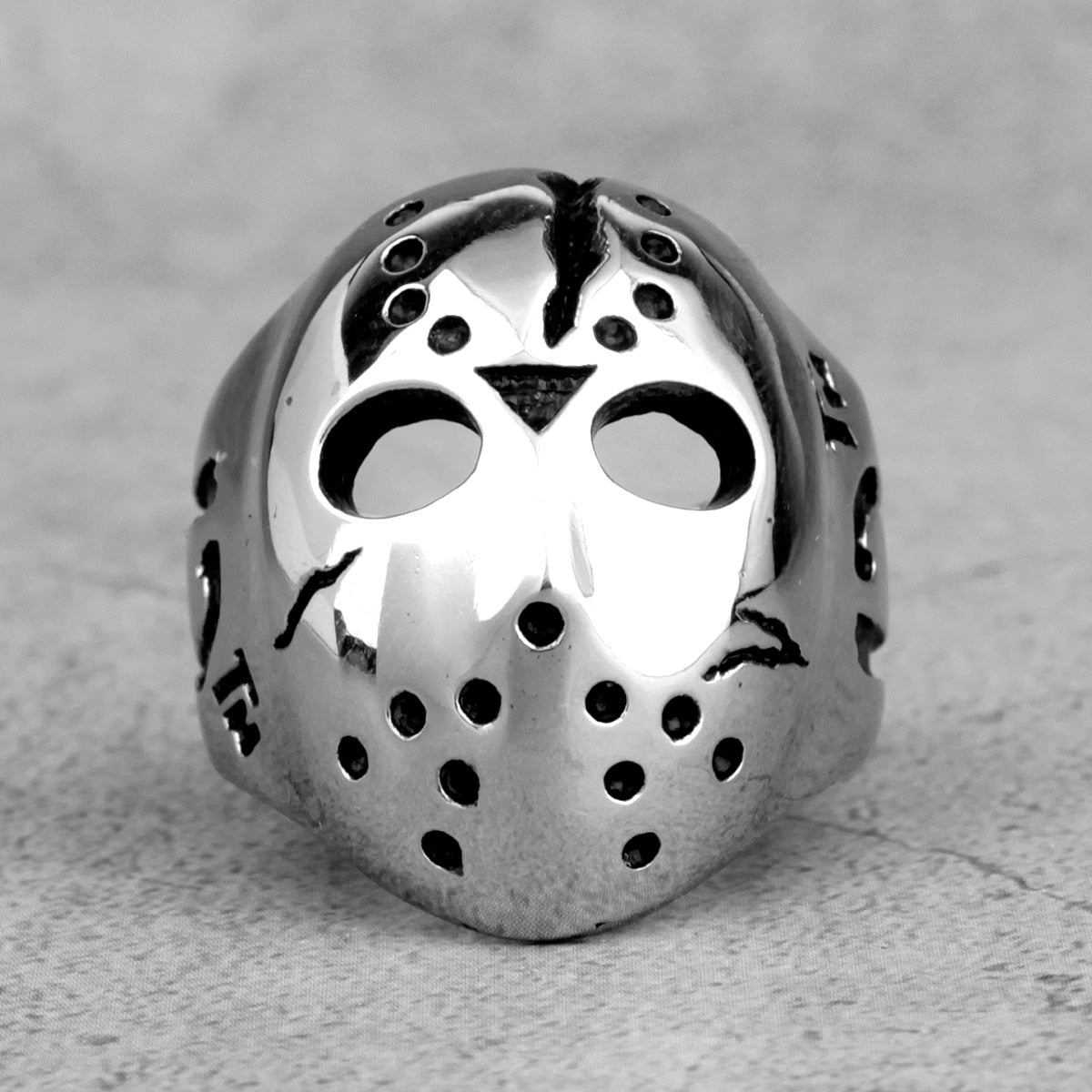 Gotisk Jason ring med skrekkinspirert bakgrunn. Fredag den 13. unisex smykke for fans.