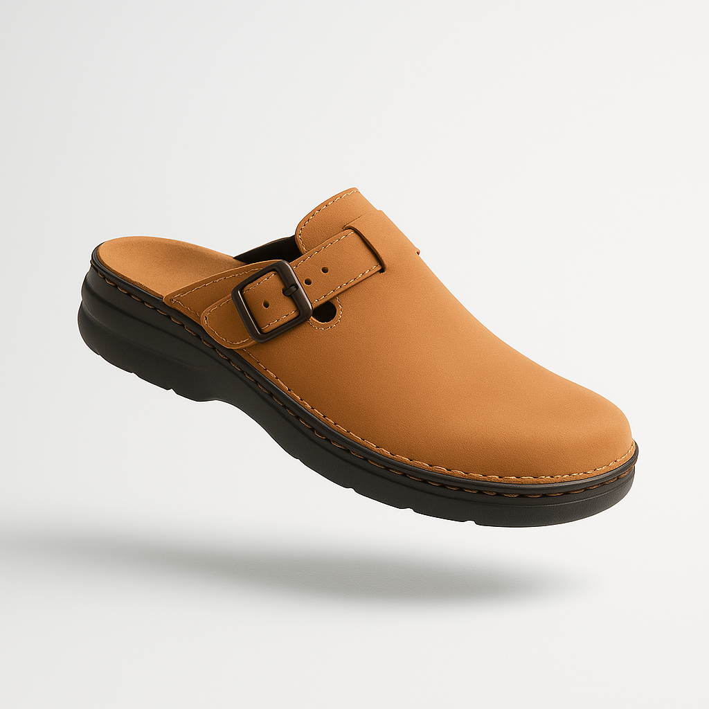 Beige unisex klomper med justerbar spenne. Stilige og komfortable slip-on tresko for innendørs/utendørs bruk.