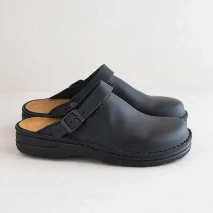 Svarte slip-on klomper for unisex. Allsidige tresko med justerbar spenne for enkel av/på og god passform.