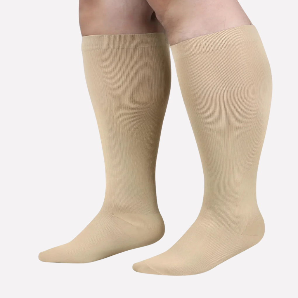 Beige unisex kompresjonssokker for benstøtte og hverdagskomfort. Perfekte for reise og store størrelser.