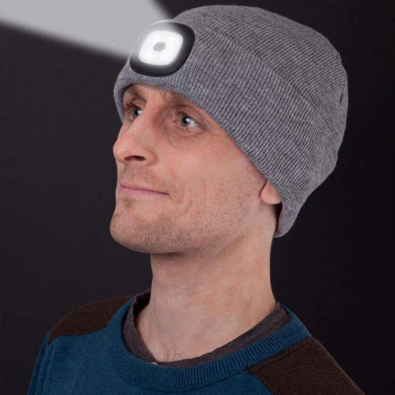 Praktisk unisex strikkelue med integrert LED hodelykt. Optimal for mørke kvelder og friluftsliv.