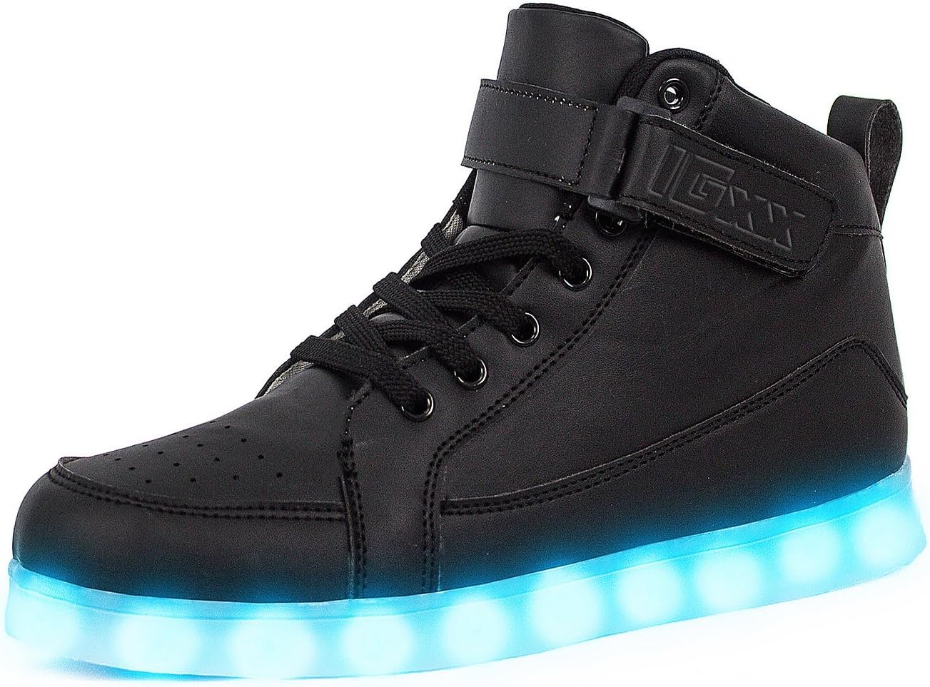 En person justerer lysmodus på sine LED sneakers, viser enkel betjening og ulike fargevalg.