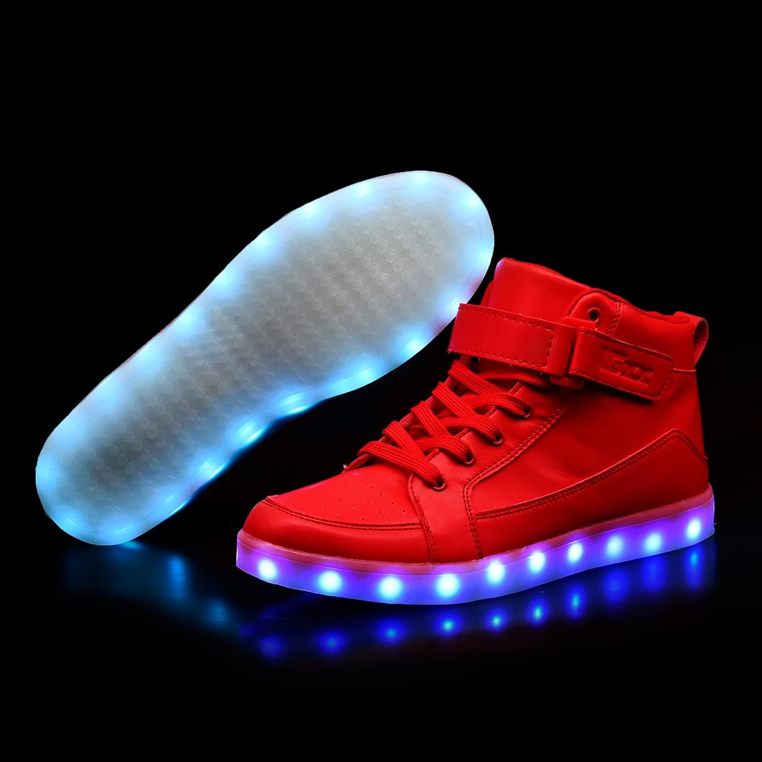 Nærbilde av sålen på vannbestandige LED sneakers, fremhever godt grep og holdbarhet. Trendy sko.