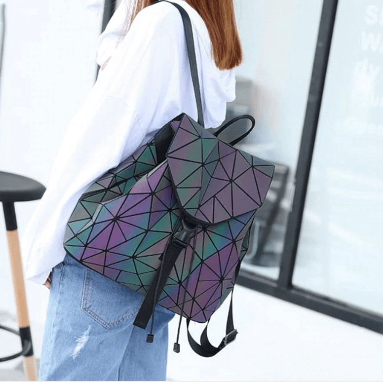 Lysende geometrisk ryggsekk i bymiljø. Reflekterende bag som skiller seg ut med unik og moderne stil.