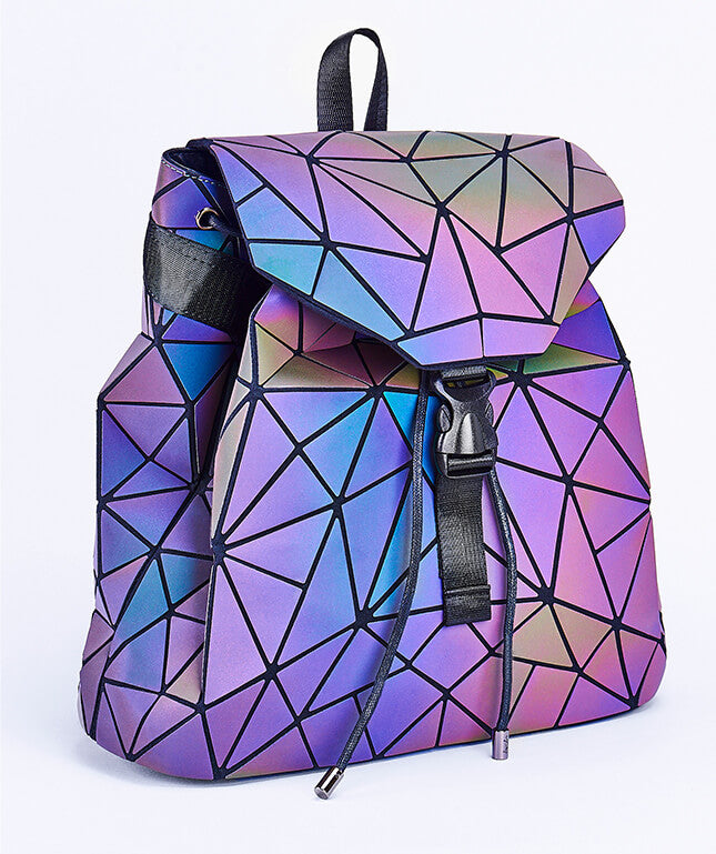 Moteriktig unisex ryggsekk med unikt geometrisk mønster. Lysende effekt fanger blikk. Perfekt for stilbevisste.
