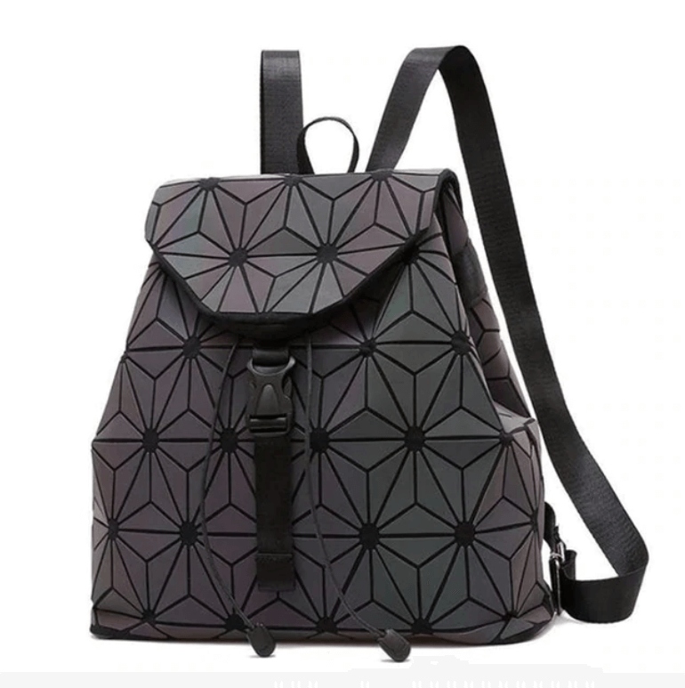 Fasjonabel geometrisk ryggsekk for unisex. Lysende effekt gjør denne baggen til et stilig tilbehør for moteentusiaster.
