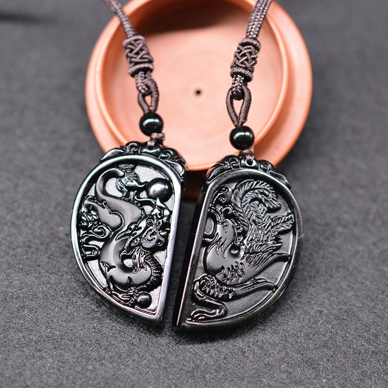 Nærbilde av glatt, svart obsidian stein i et unisex halskjede. Gir energi og beskyttelse.