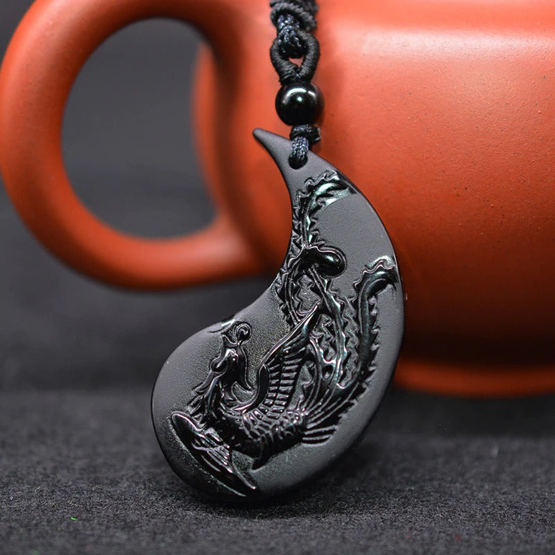 Detalj av slitesterkt kjede og anheng med svart obsidian. Unisex naturstein smykke med energi.