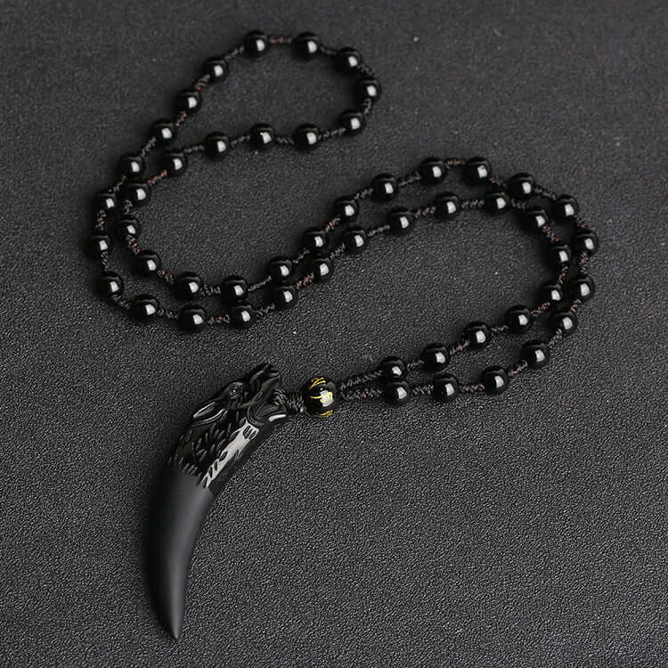 Symbolsk unisex obsidian ulvehalskjede. Representerer styrke, mot og beskyttelse.