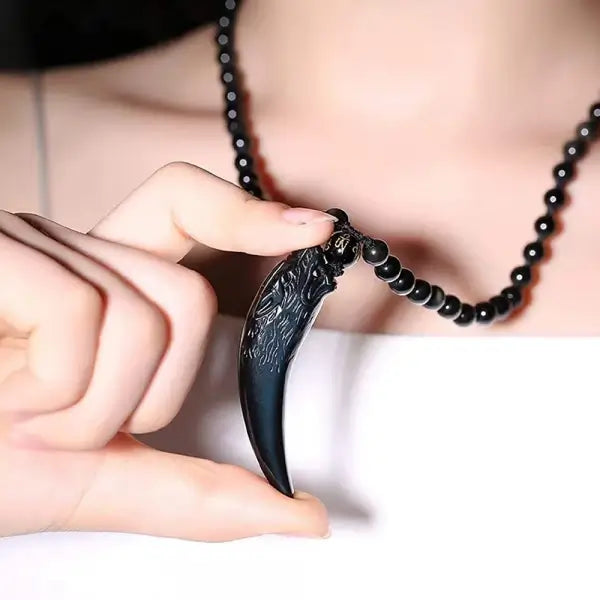 Flott unisex halskjede med obsidian ulv anheng. Et kraftfullt smykke for styrke og beskyttelse.