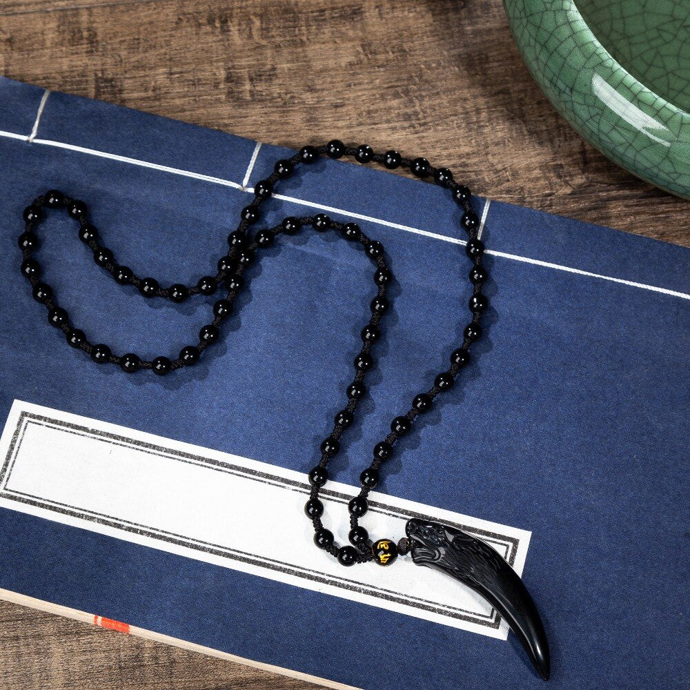 Obsidian ulv anheng på kjede. Et stilig unisex smykke for både menn og kvinner.